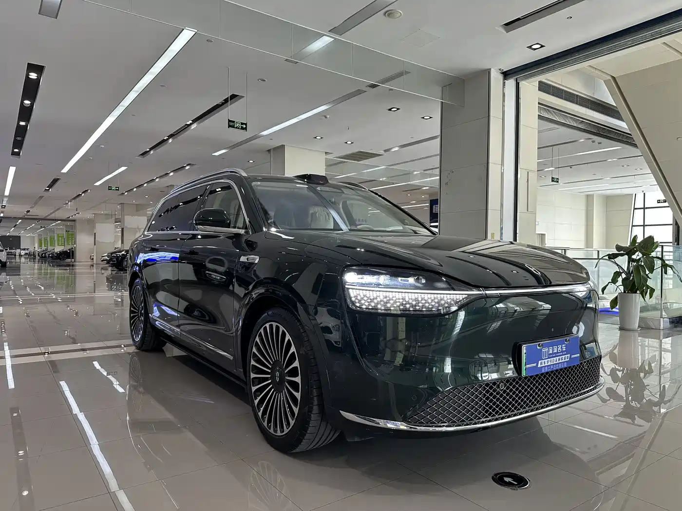 AITO Wenjie AITO M9 2025 Pure Electric Ultra 100kWh 6-Seater фото 3