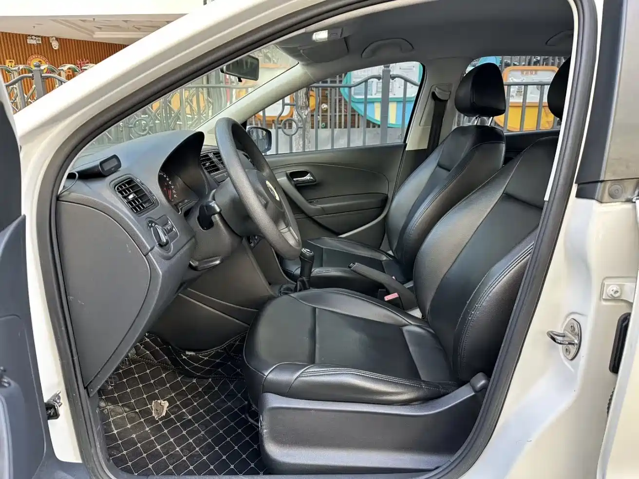 Volkswagen Polo 2011 1.4L Manual Joy Edition фото 3