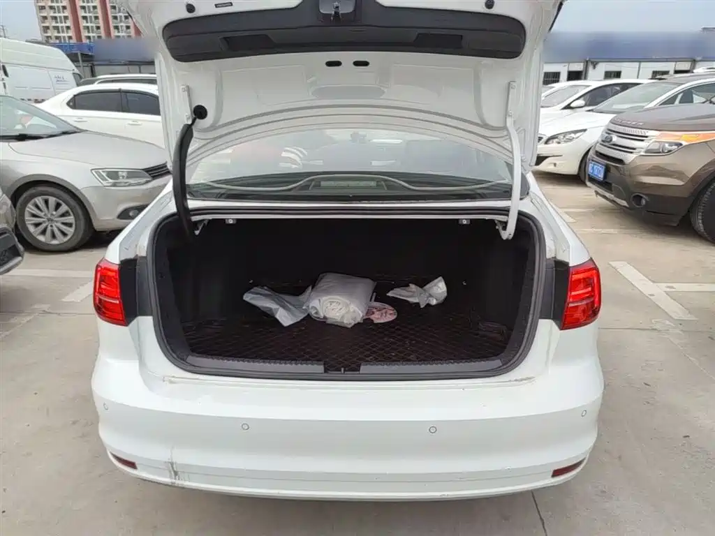 Volkswagen Sagitar 2018 1.6L Automatic Comfort фото 19