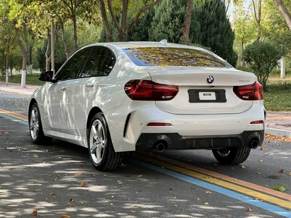 BMW 1 Series 2023 120i M Sport Shadow Edition фото 9