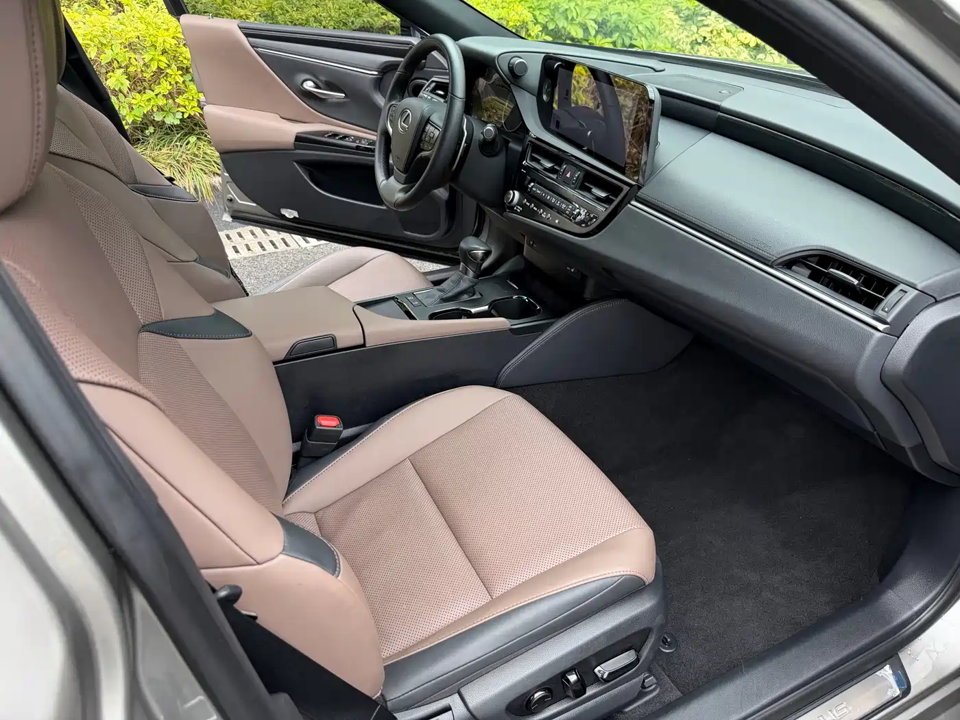 Lexus ES 2023 200 Excellence Edition фото 9