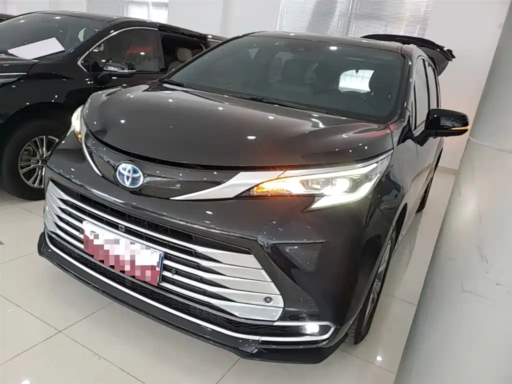 Toyota Sienna 2021 2.5L Hybrid Platinum Edition фото 2