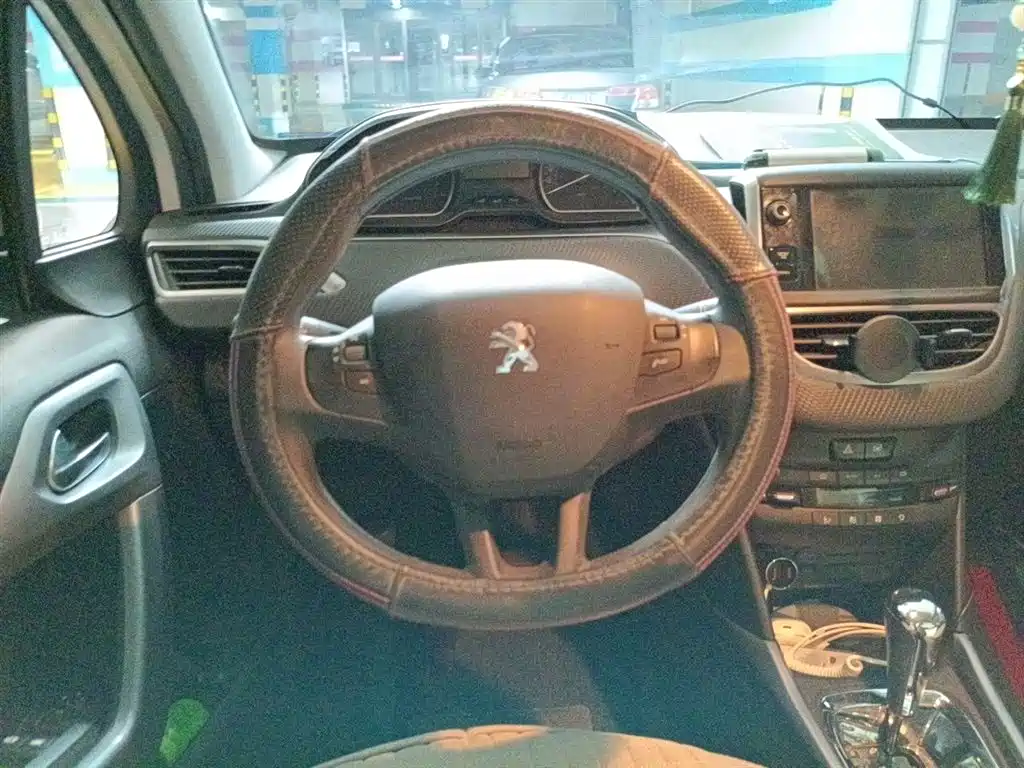 Peugeot 2008 2014 1.6L Automatic Fashion Edition фото 7