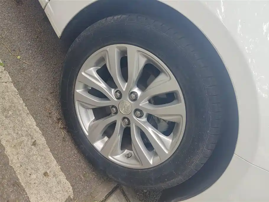 Buick Excelle 2018 15T Manual Elite (China V) фото 6