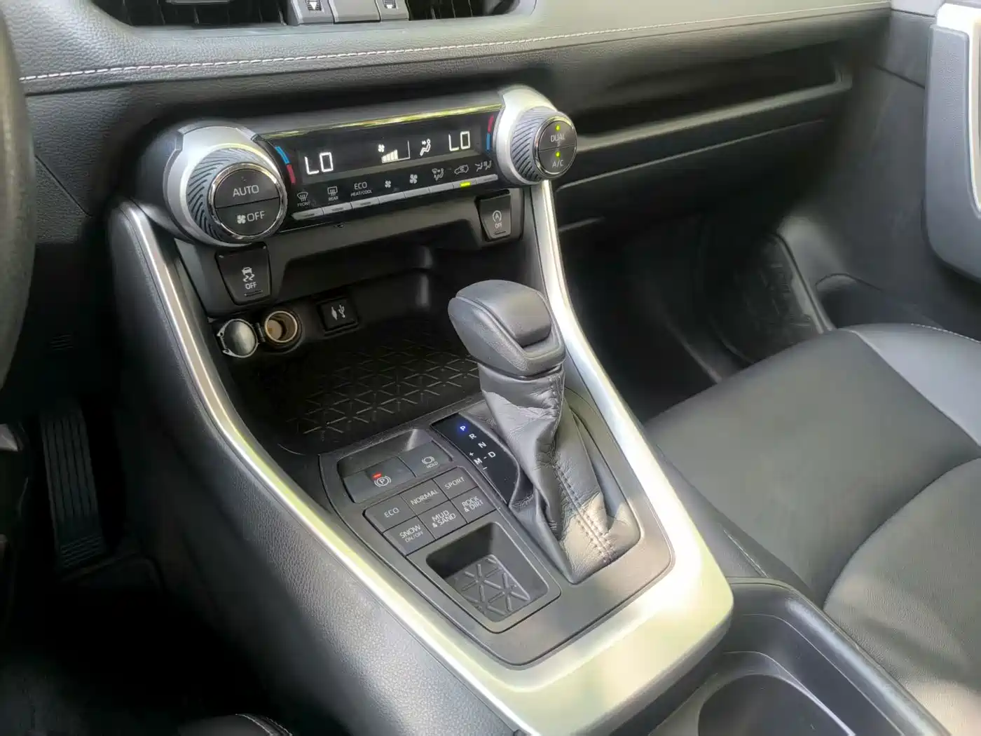 Toyota Wildlander 2021 2.0L CVT 4WD Luxury Edition фото 17