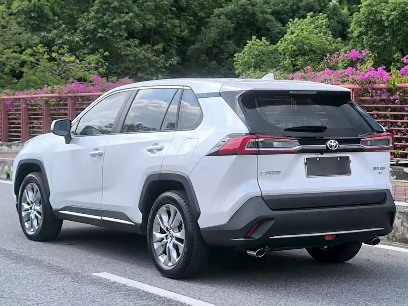 Toyota Wildlander 2021 2.0L CVT 4WD Luxury Edition фото 6