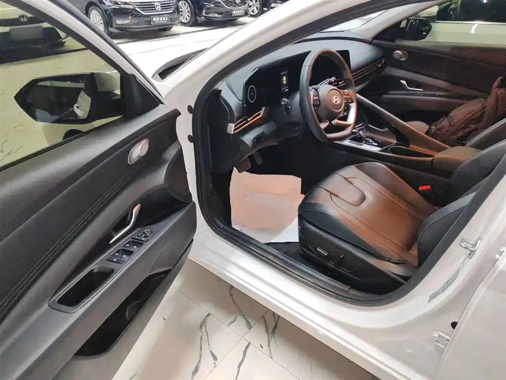 Hyundai Elantra 2023 Model 1.5L CVT LUX Premium Edition фото 13
