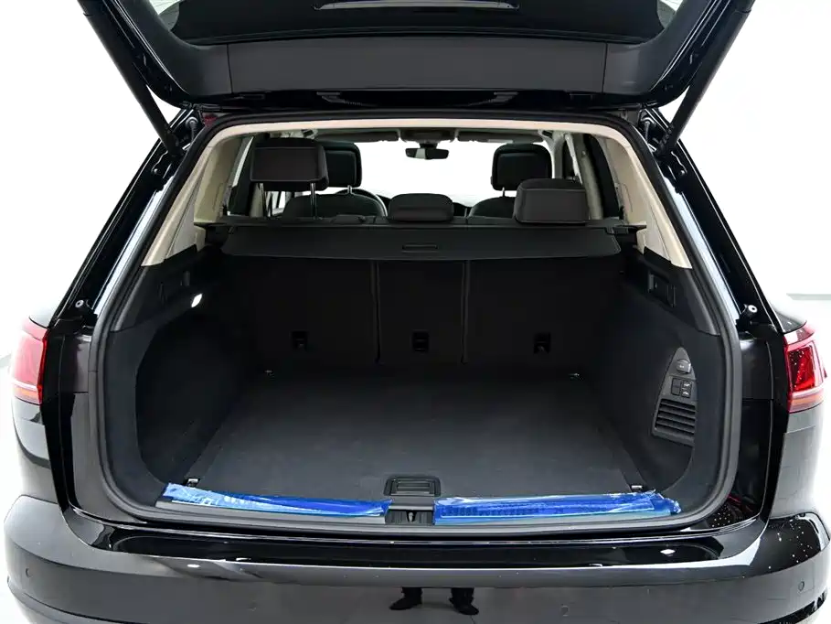 Volkswagen Touareg 2023 3.0TSI R-Line Black Sports Package фото 36