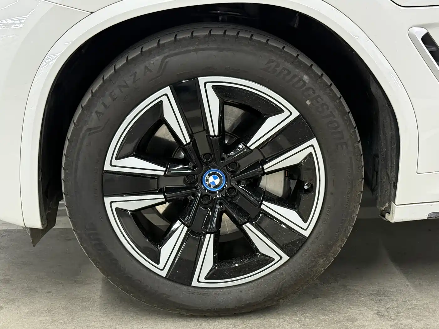 BMW iX3 2024 Leading Edition фото 5