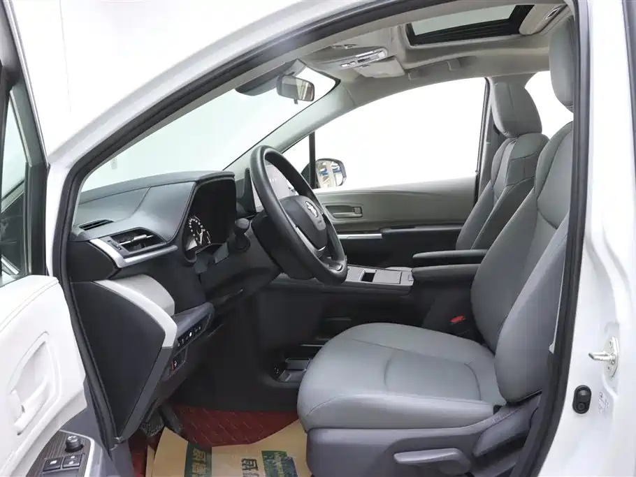Toyota Granvia 2024 2.5L Hybrid Comfort фото 12