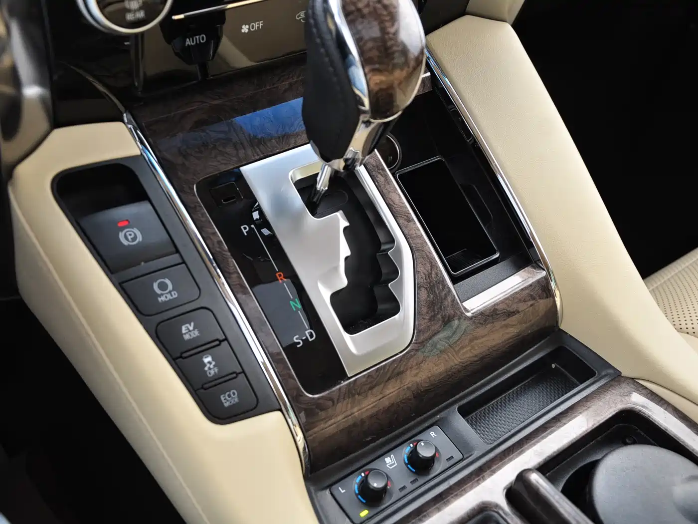 Toyota Alphard 2021 Hybrid 2.5L Premium фото 19