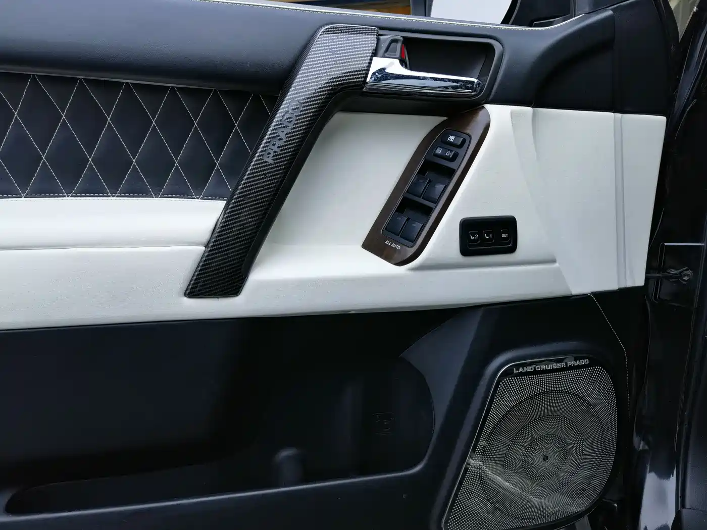 Toyota Prado 2010 4.0L Automatic VX фото 7
