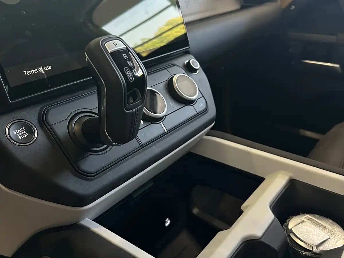 Land Rover Defender 2026 Model 90 2.0T P300 S фото 6
