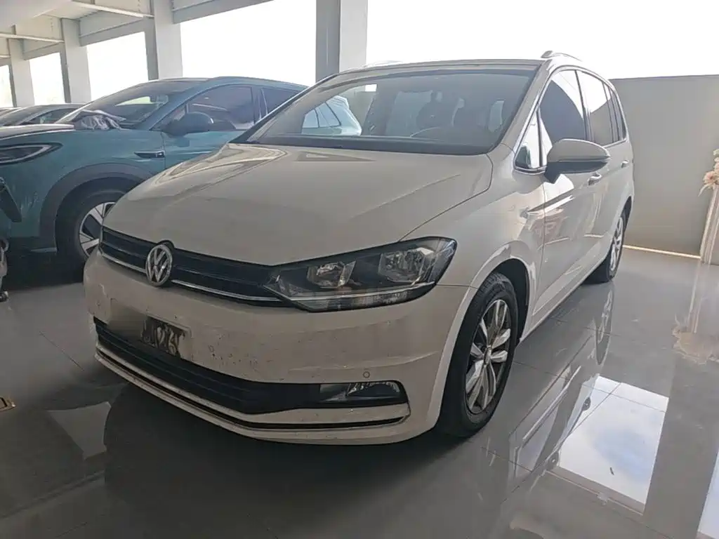 Photo 2 - Volkswagen Touran