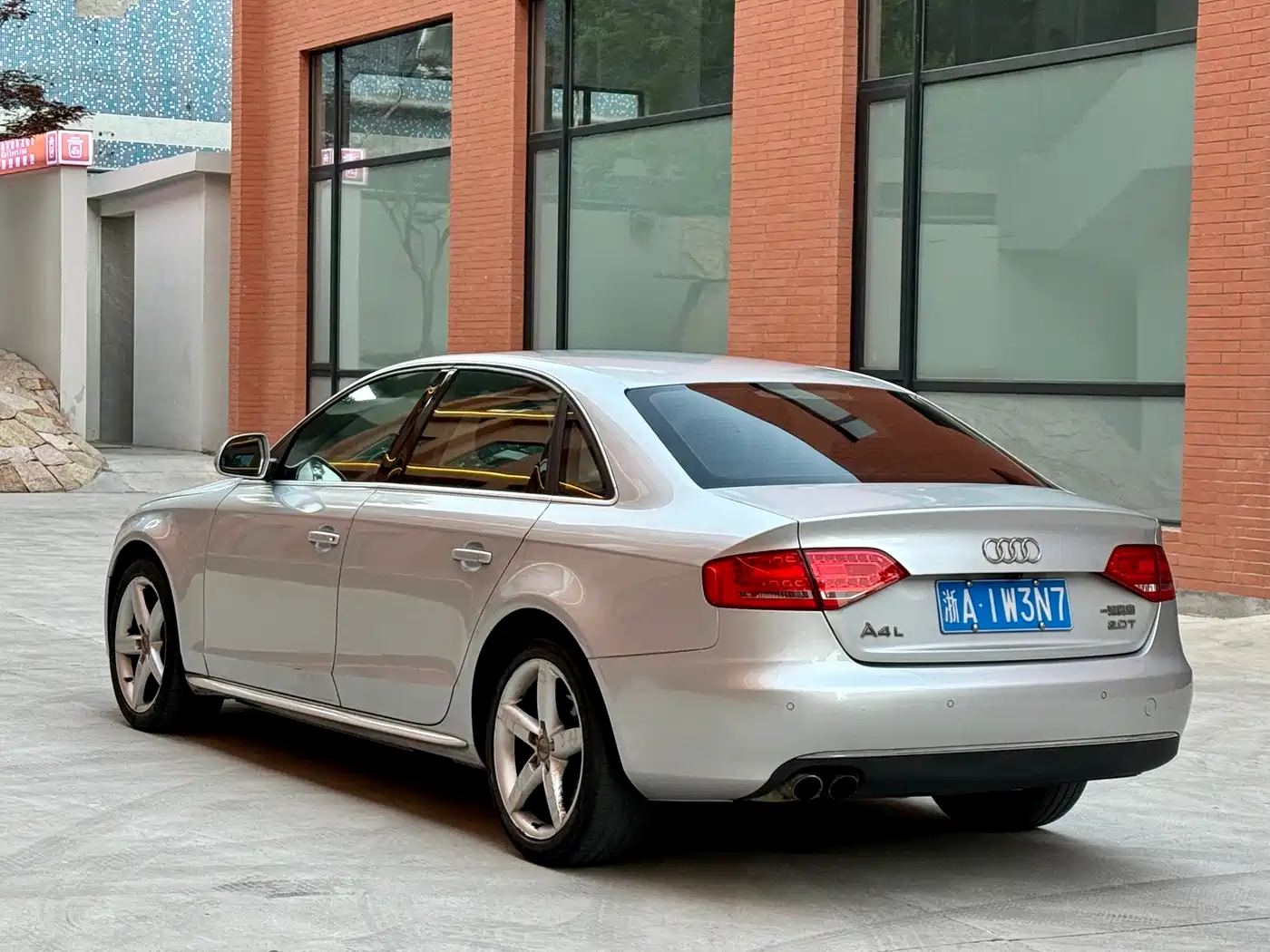 Audi A4L 2010 2.0 TFSI Standard фото 6