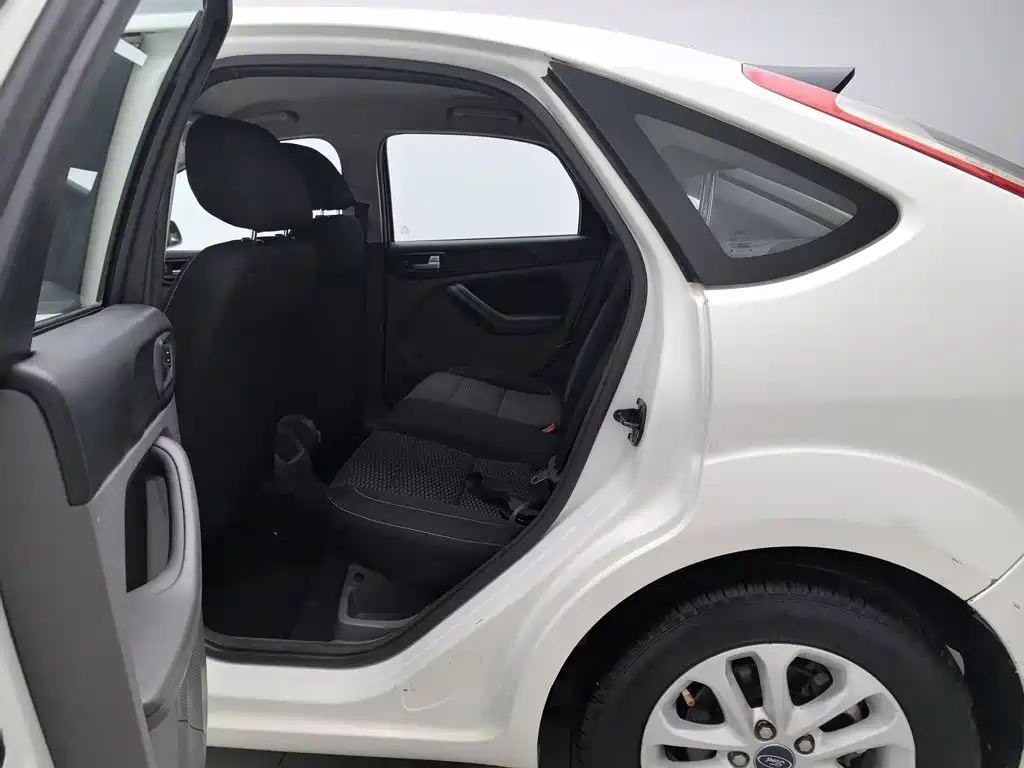 Ford Focus 2014 2013 Hatchback Classic 1.8L Automatic Base