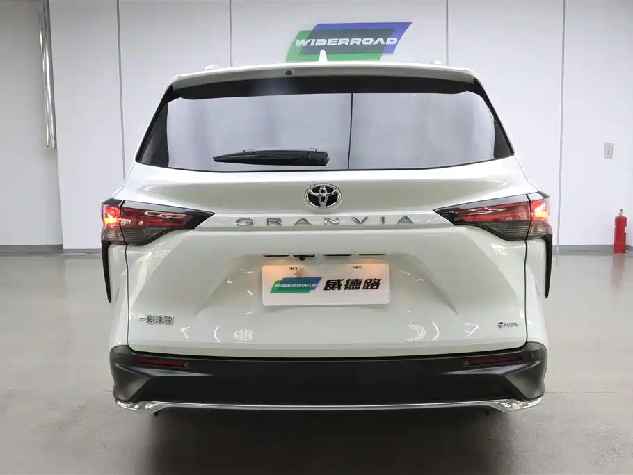 Toyota Granvia 2024 2.5L Hybrid Comfort фото 6