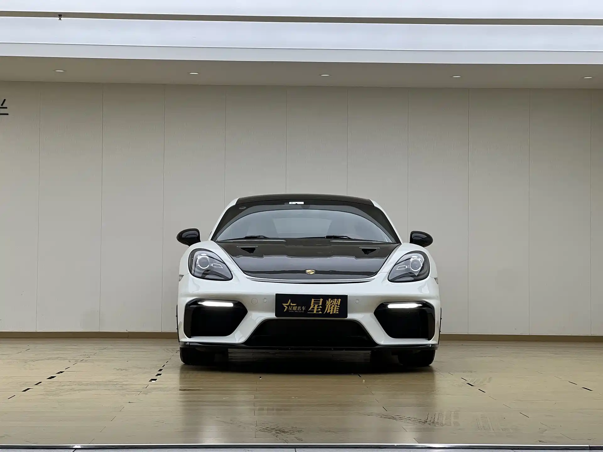 Photo 2 - Porsche 718
