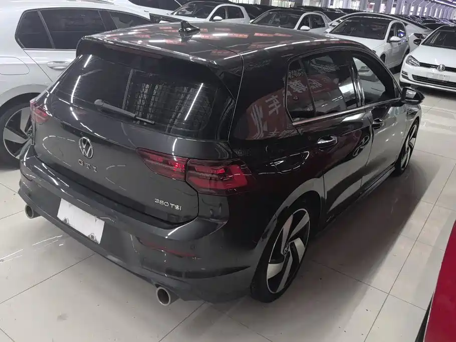 Photo 3 - Volkswagen Golf GTI
