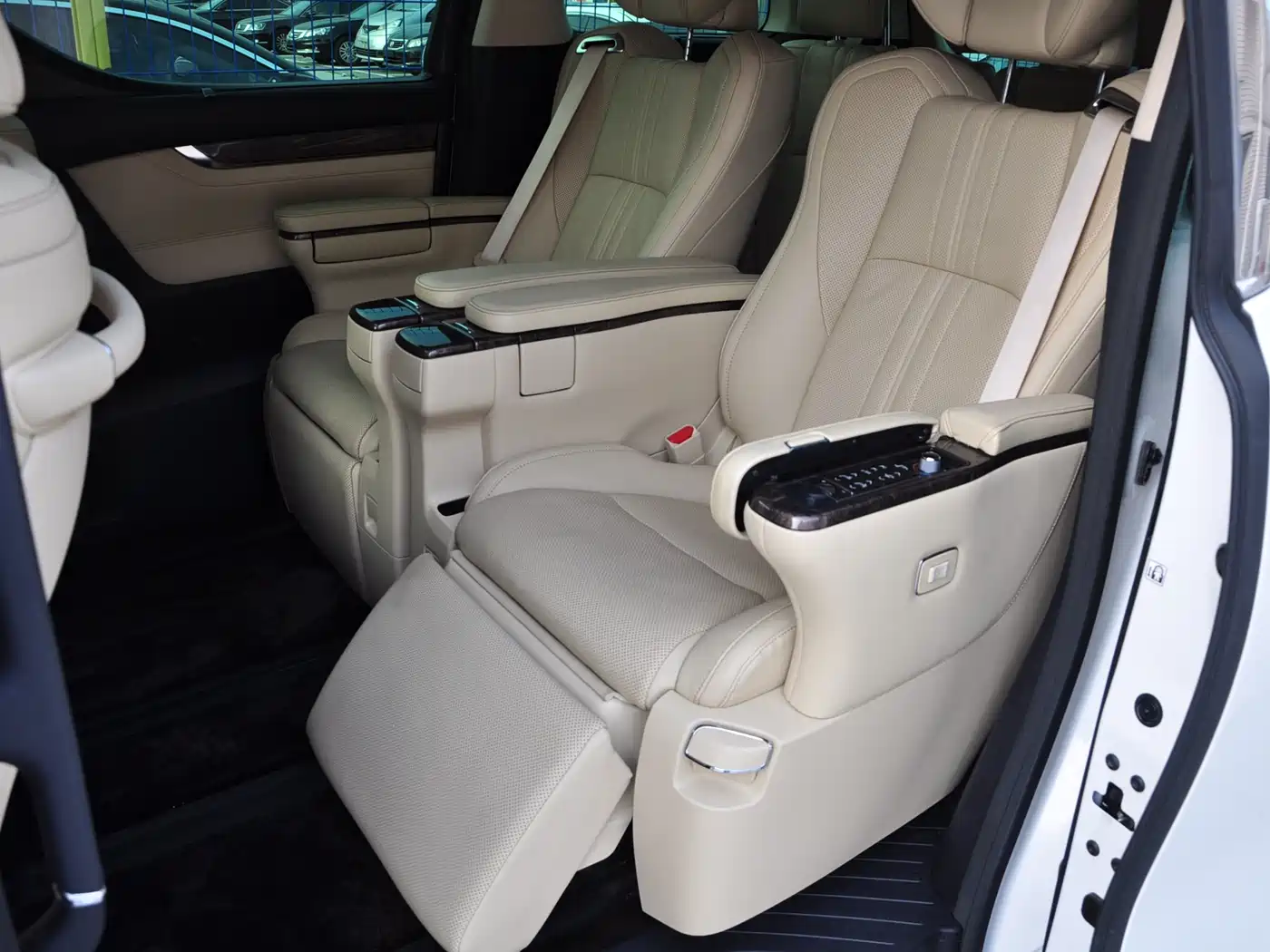 Toyota Alphard 2021 Hybrid 2.5L Premium фото 10