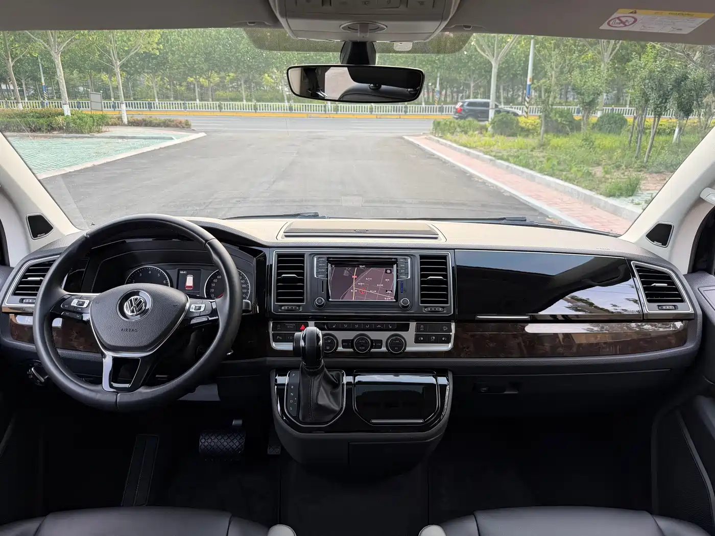 Volkswagen Multivan 2018 2.0TSI 4WD Premium Edition 7-Seater фото 11