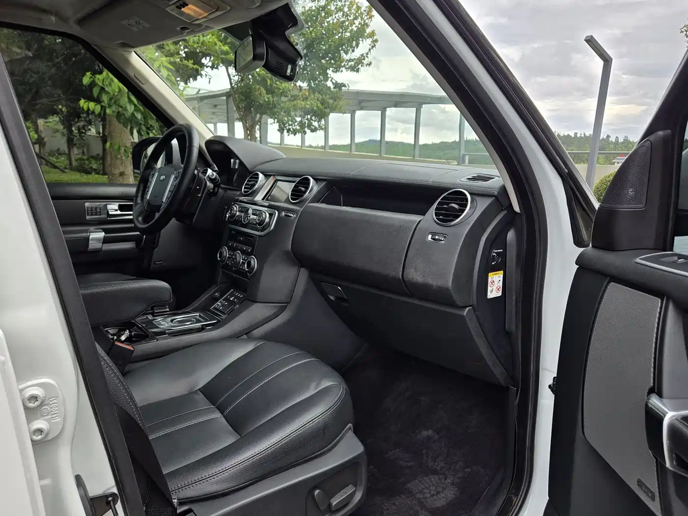 Land Rover Discovery 2015 3.0 SDV6 HSE Diesel фото 12