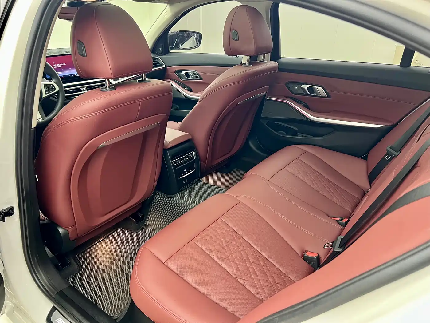 BMW 3 Series 2024 325Li M Sport Shadowline Package фото 17