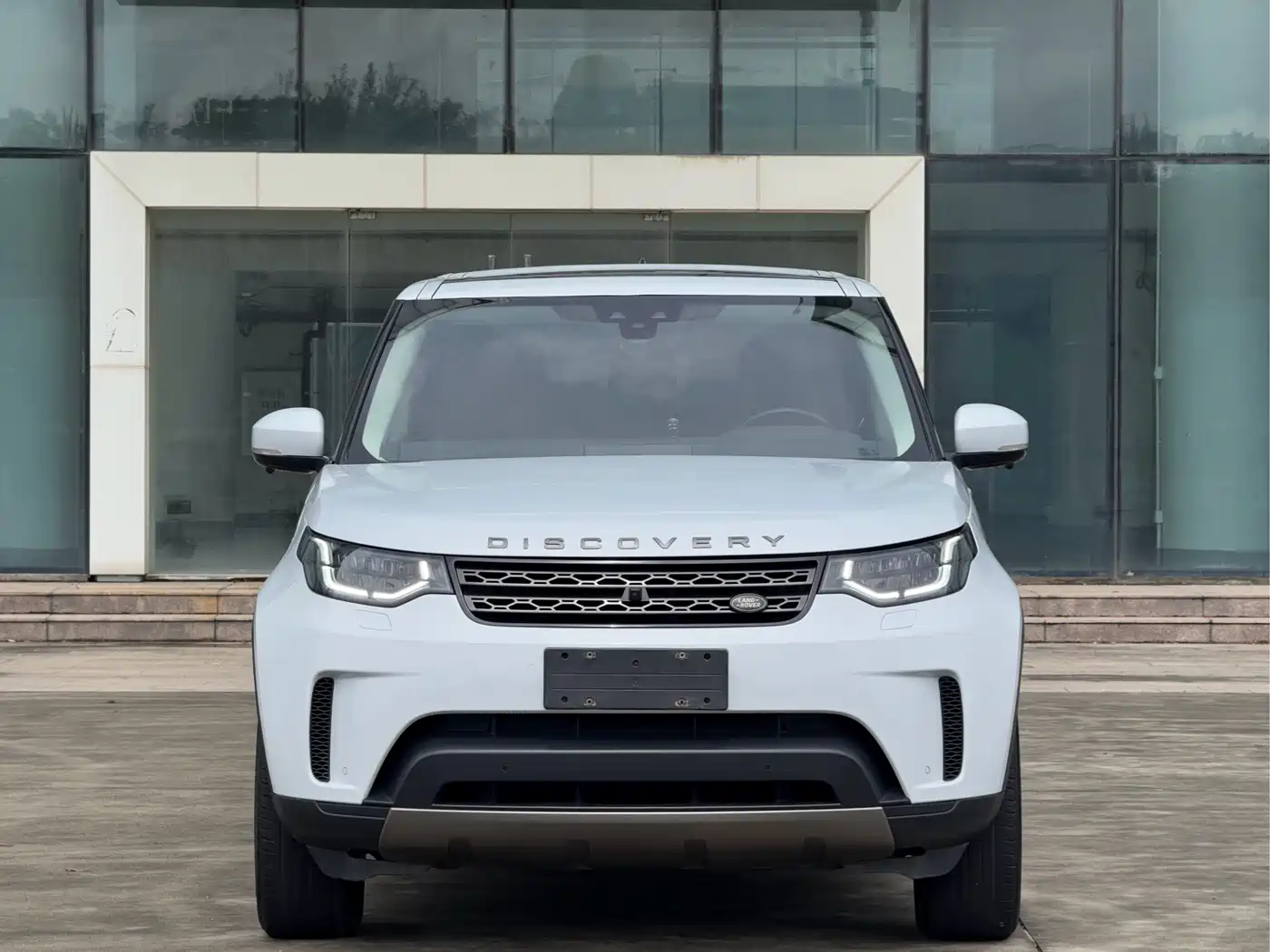 Land Rover Discovery 2018 2.0T SE фото 2