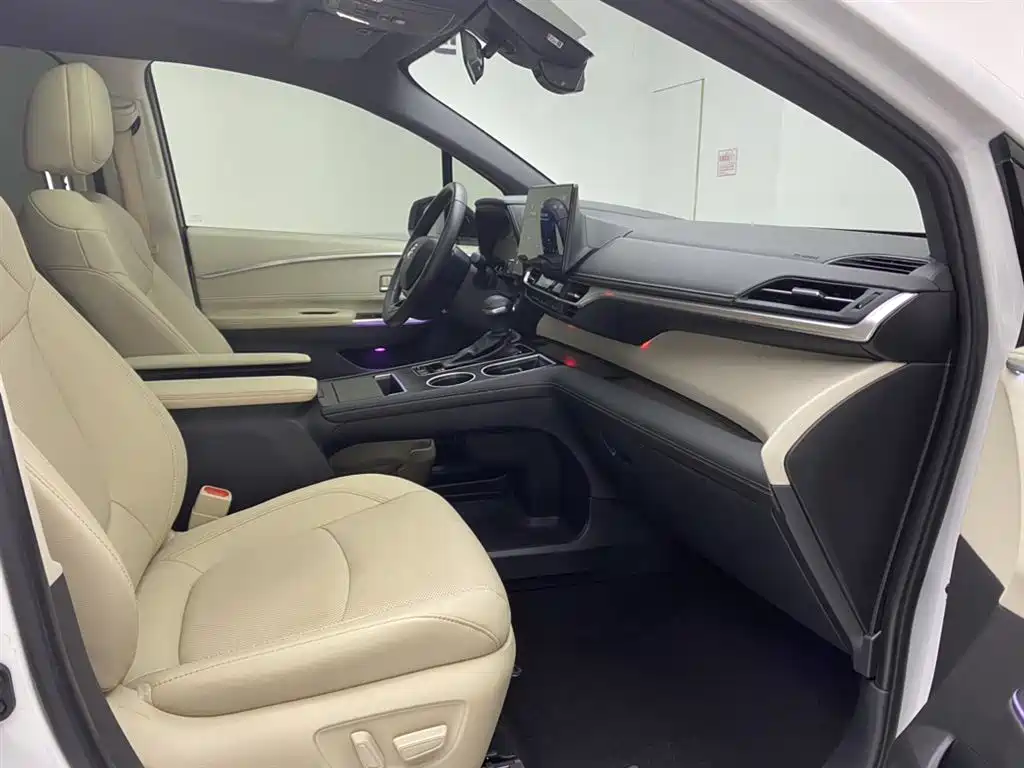 Toyota Sienna 2023 2.5L Hybrid Premium Edition фото 18