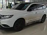 Photo 1 - Mitsubishi Outlander