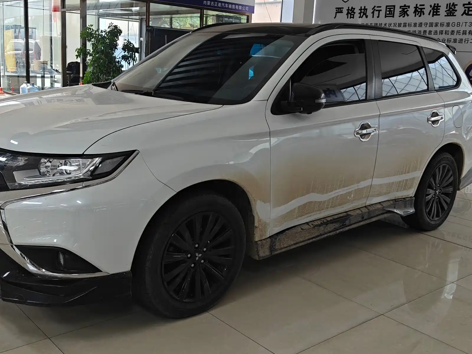 Photo 1 - Mitsubishi Outlander