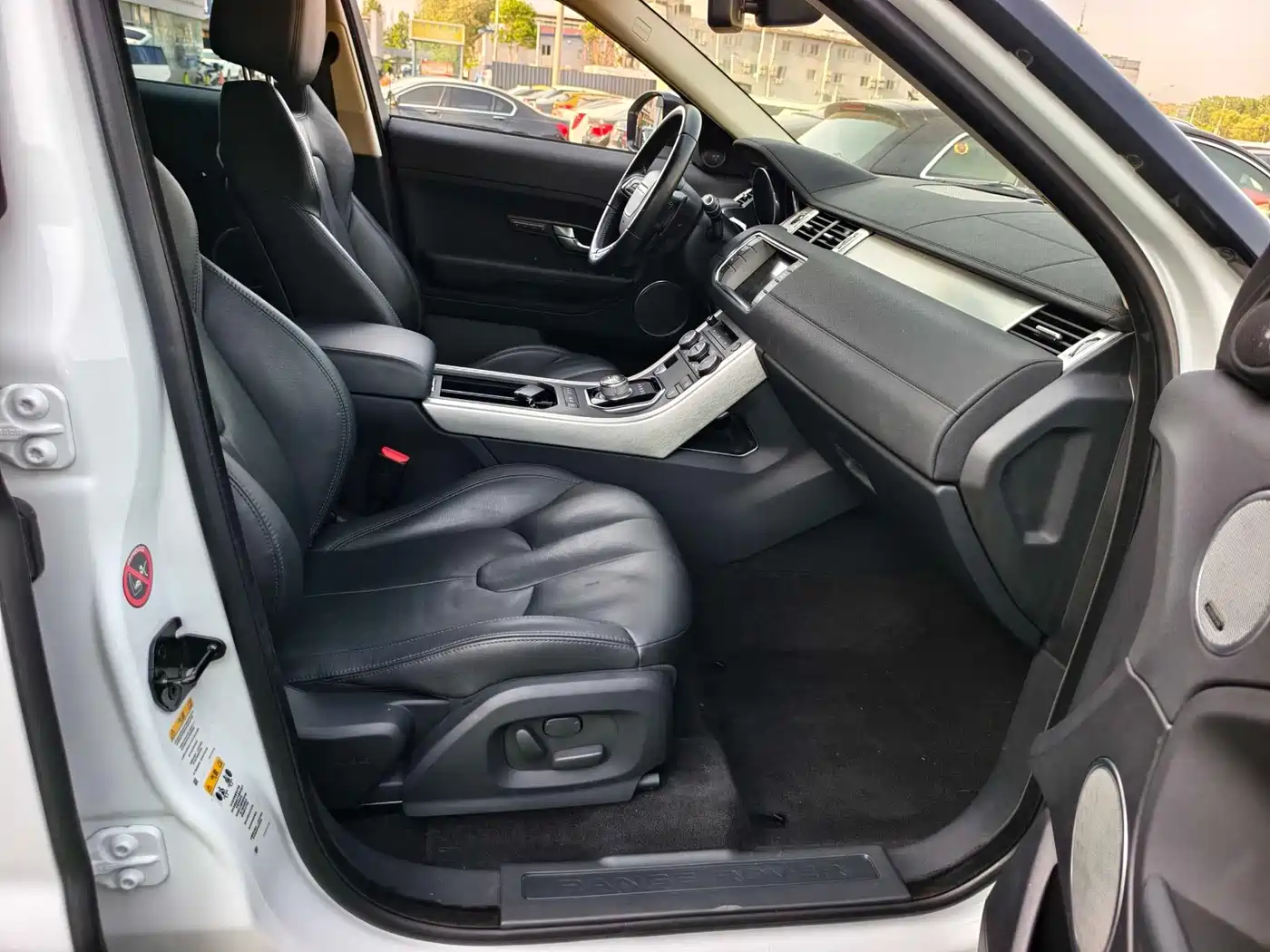 Land Rover Range Rover Evoque 2015 2.0T 5-Door Intelligent Edition фото 16