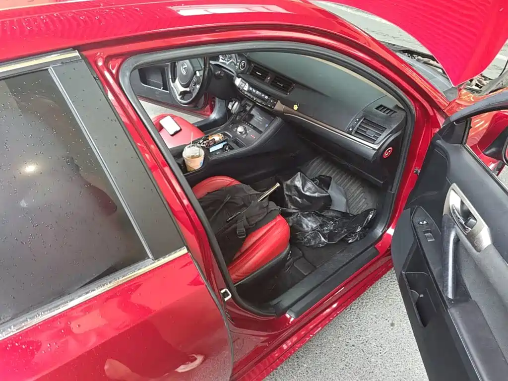Фото 9 - Lexus CT