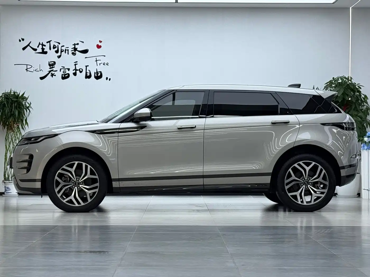 Land Rover Range Rover Evoque 2023 2022 Range Rover Evoque L 249PS R-Dynamic Luxury Edition
