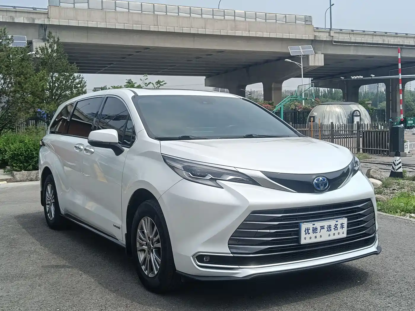 Toyota Sienna 2021 2.5L Hybrid Premium Edition фото 4
