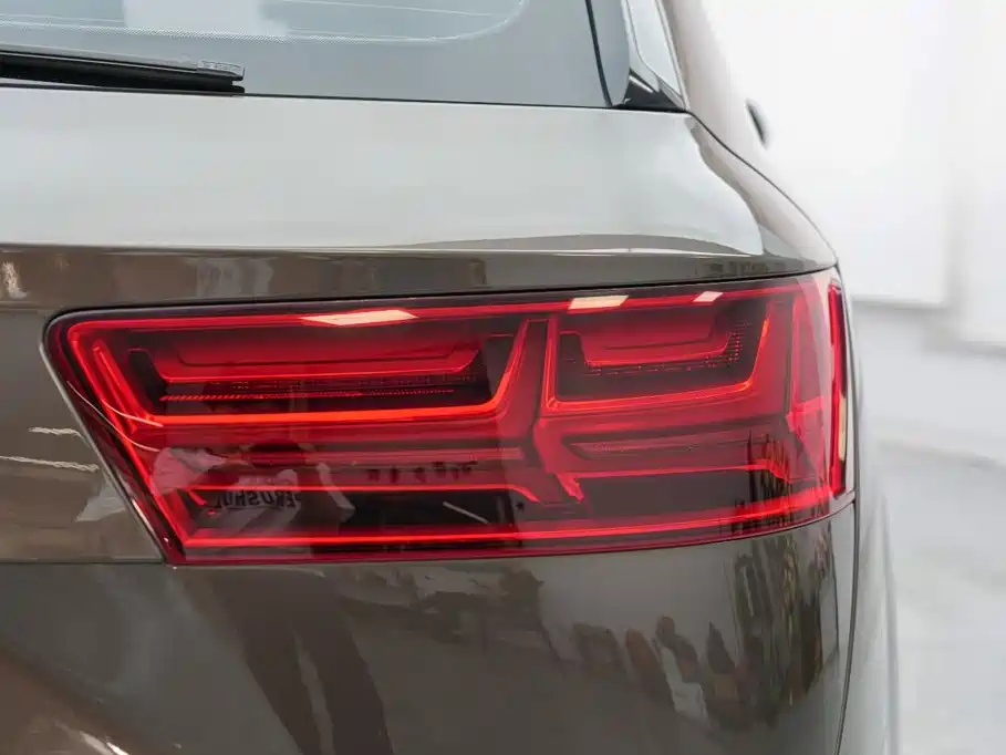 Фото 15 - Audi Q7