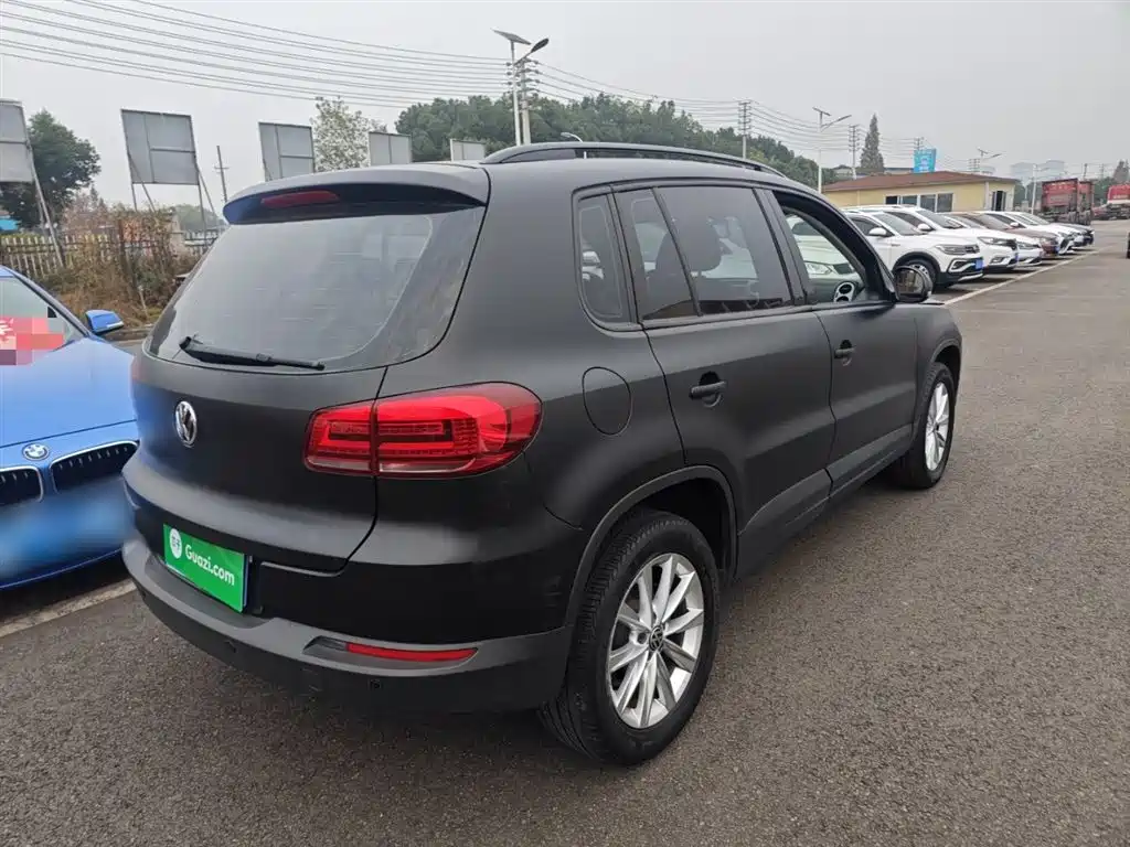 VOLKSWAGEN TIGUAN