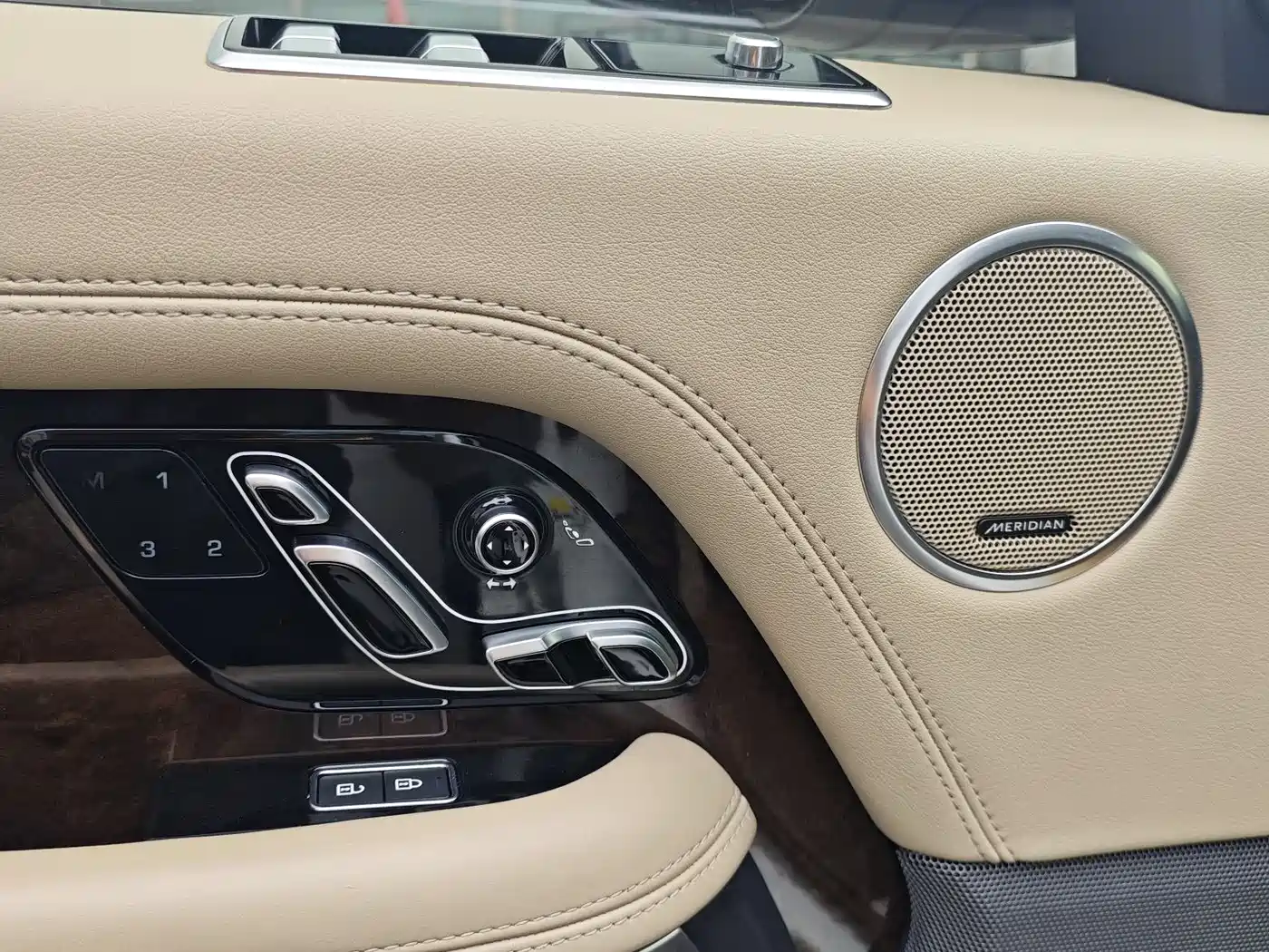 Land Rover Range Rover 2022 3.0 L6 360PS Heritage Edition фото 7