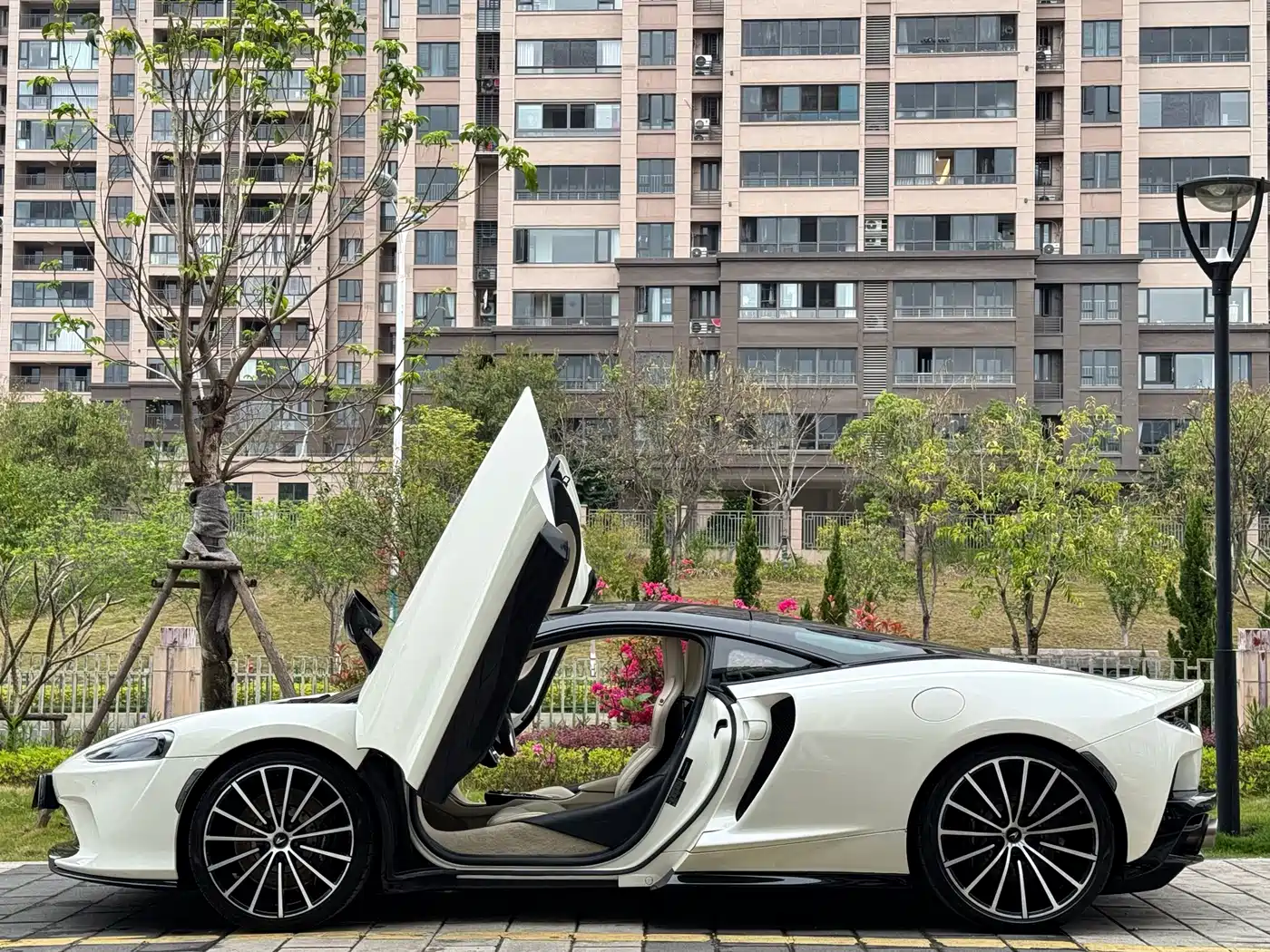 MCLAREN GT