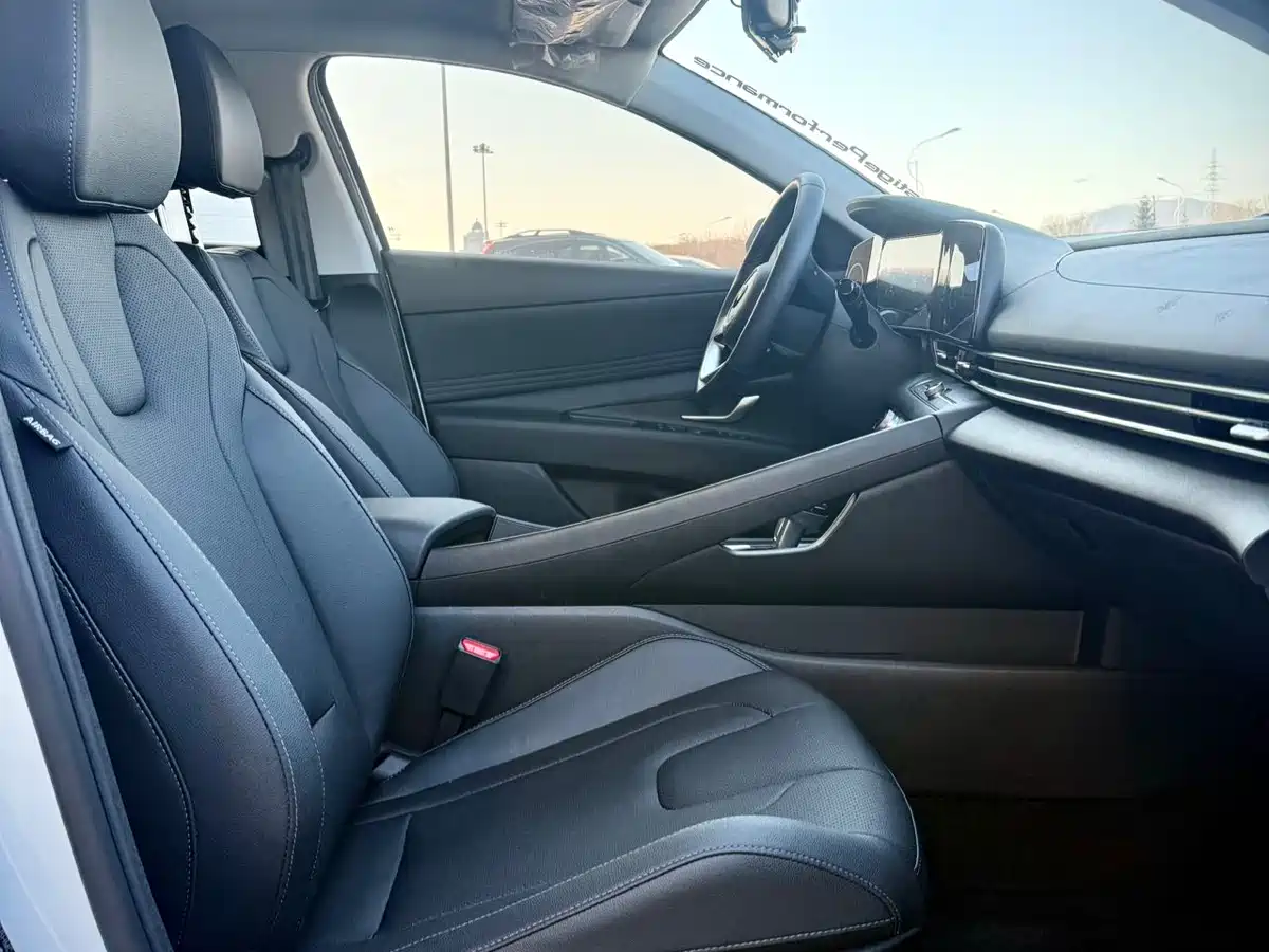 Hyundai Elantra 2023 Model 1.5L CVT LUX Premium Edition фото 13