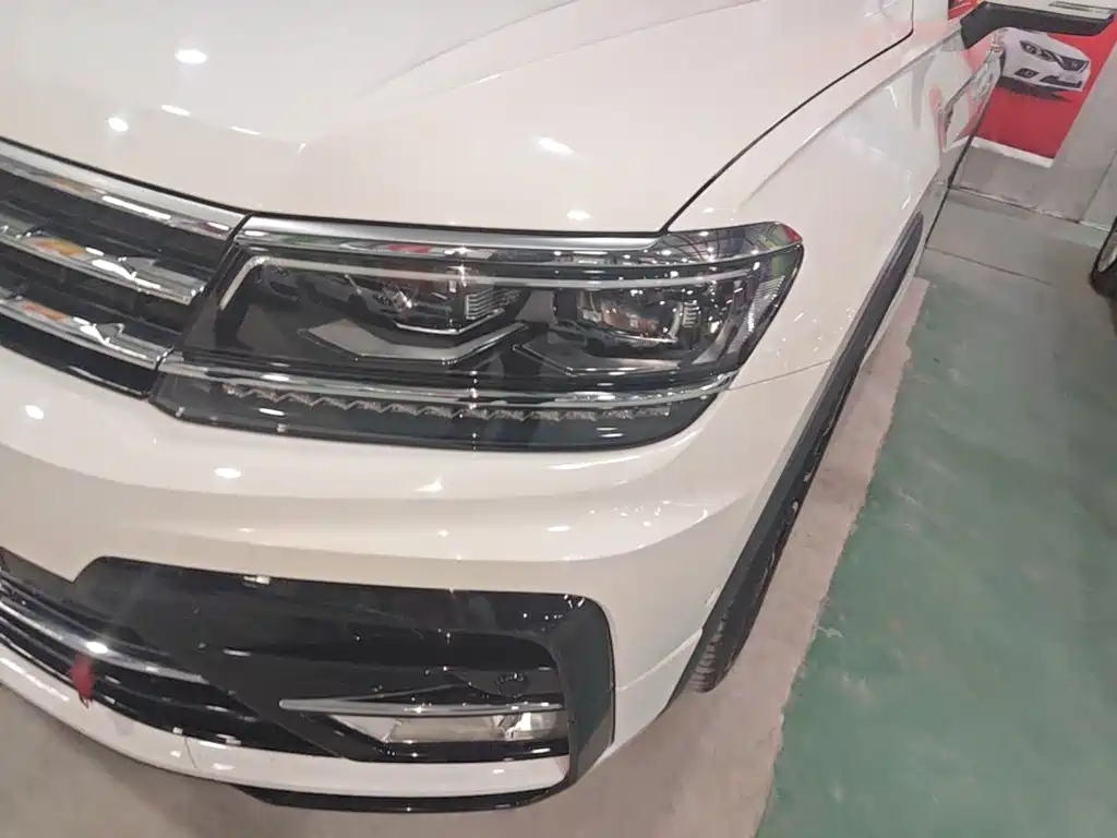 Фото 24 - Volkswagen Tiguan L