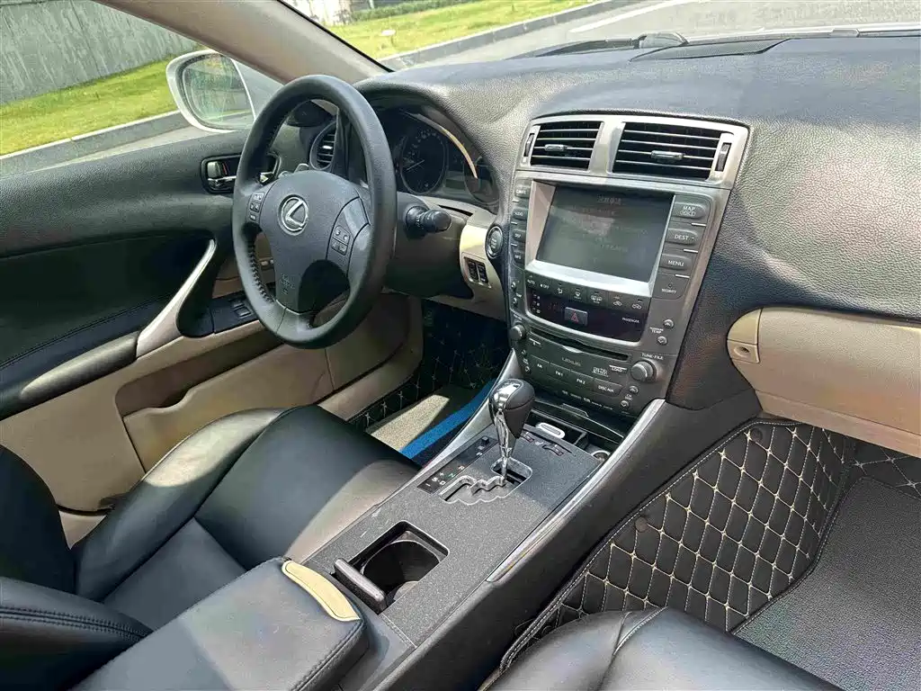 Фото 21 - Lexus IS