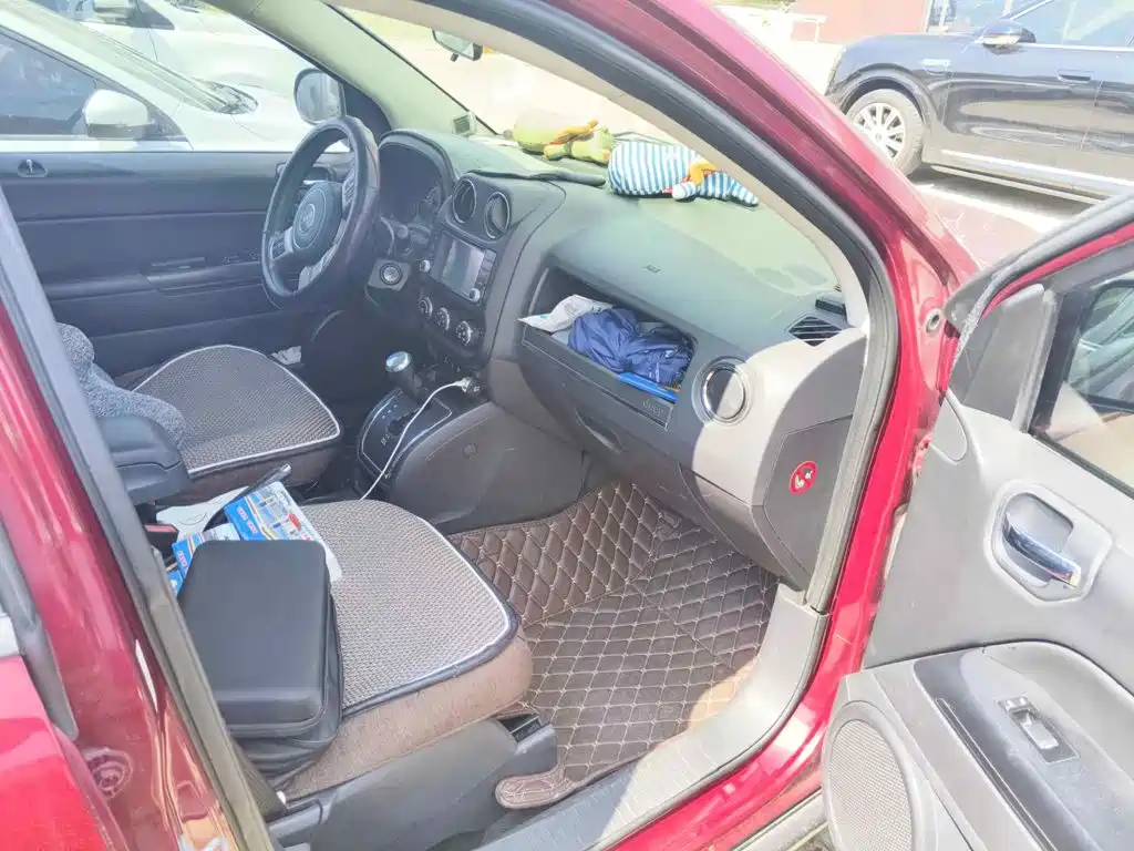 Photo 10 - Jeep Compass (Import)