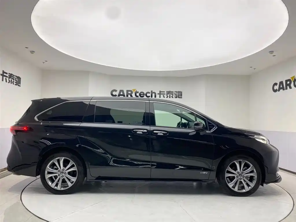Toyota Sienna 2024 2.5L Hybrid Ultimate Premium Edition фото 4