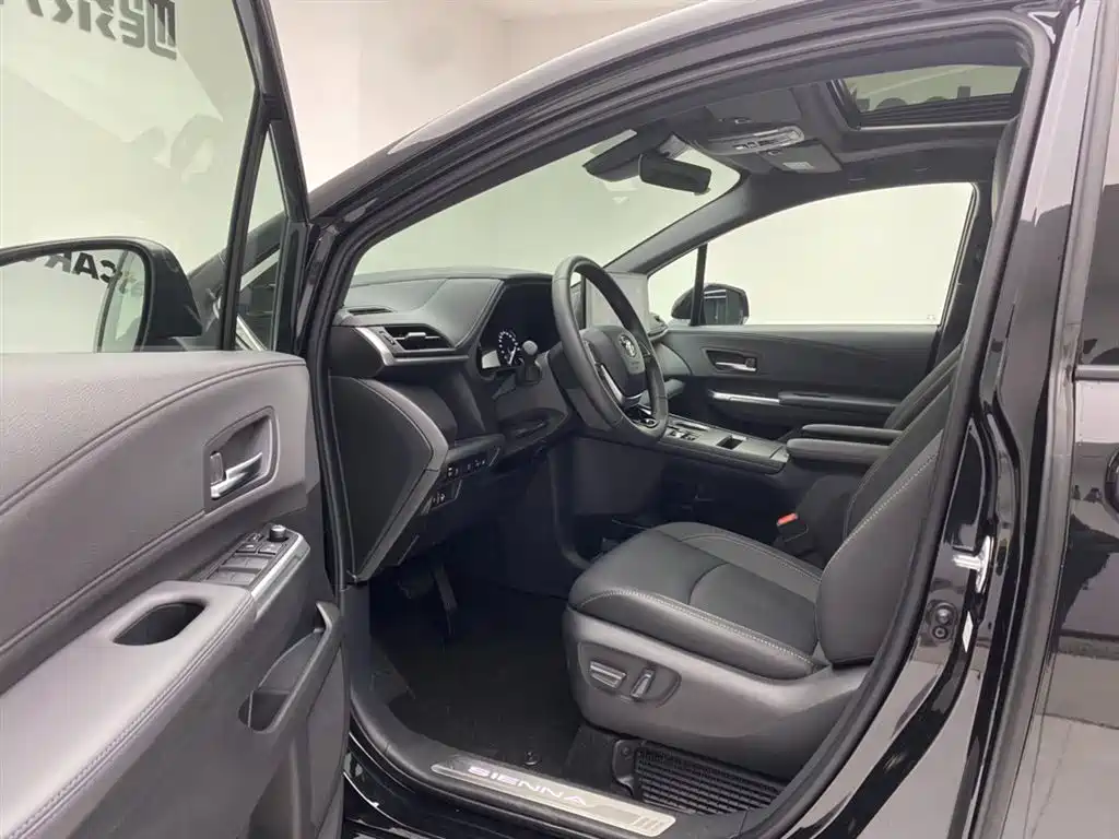 Toyota Sienna 2024 2.5L Hybrid Ultimate Premium Edition фото 17