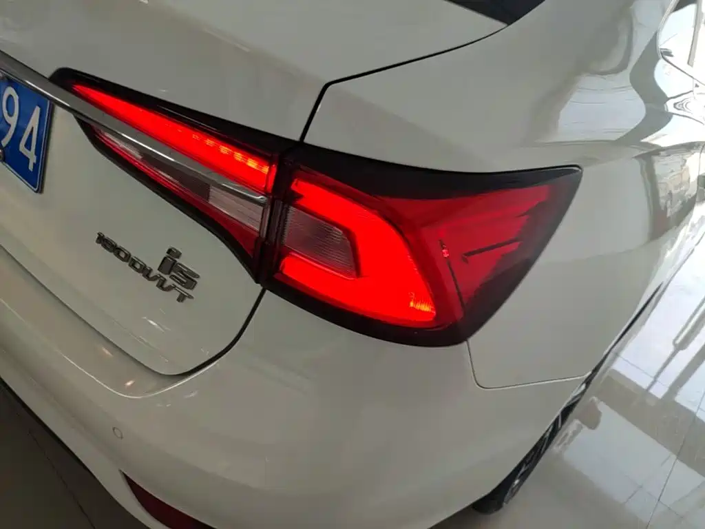 Фото 8 - Roewe i5