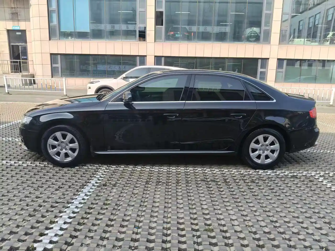 Audi A4L 2010 2.0 TFSI Standard фото 4