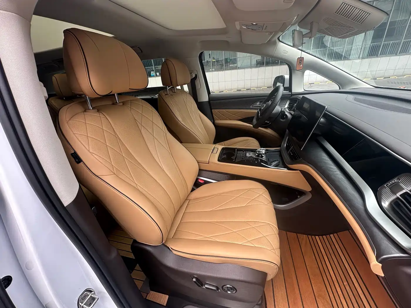 Denza D9 2024 EV 600 AWD Premium фото 15