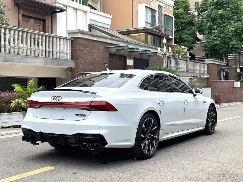 Фото 9 - Audi A7L