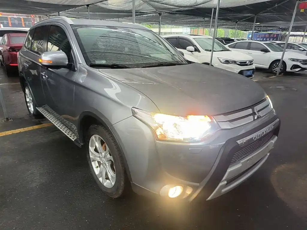 Mitsubishi Outlander (Import) 2014 2.4L 4WD Luxury Value Edition 7-seater фото 4
